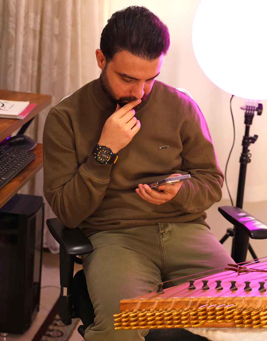 استاد موسیقی در حال کار با پنل نوا روی گوشی