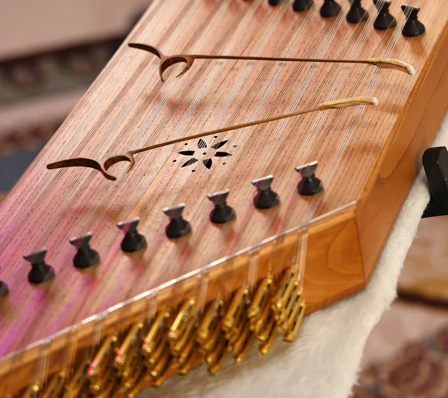 سنتور با مضراب‌ها روی پایه